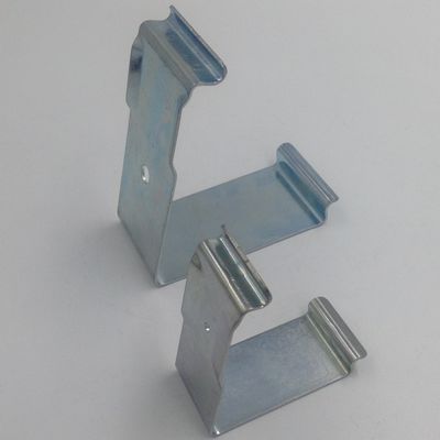 comprare Clampe metalliche robuste Stampaggio di precisione per scatole Fissatura sicura Rivestimento antirruggine online manufacture
